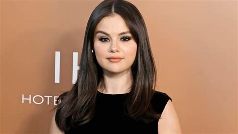 Selena Gomez shares a hot throwback photo in a。